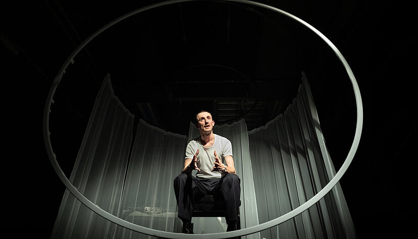 Solo für Schauspieler Jonas Stenzel: Der Monolog „Vielleicht fünf Jahre“ von Autorin Paulina Czienskowski fragt, worauf wir alle eigentlich warten.
Foto: Igor Turin
