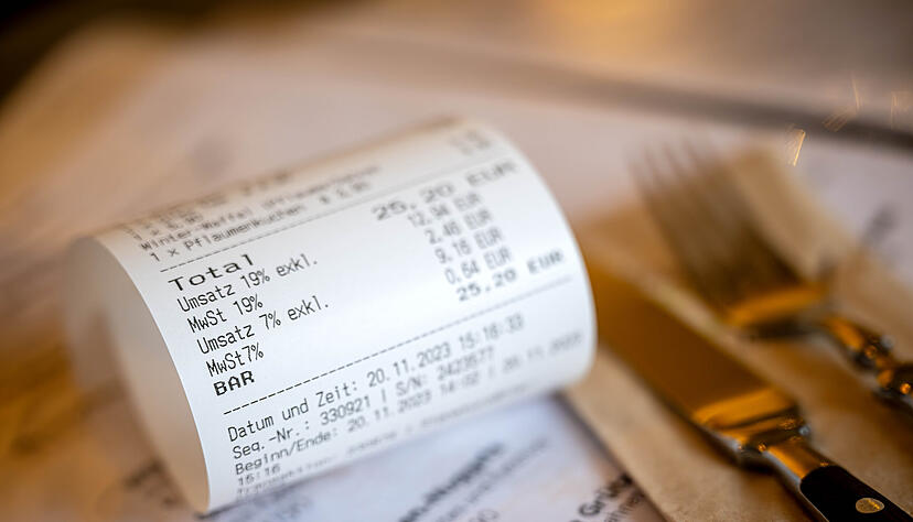 Eine Rechnung mit Umsatzsteuer und Mehrwertsteuer liegt auf der Speisekarte eines Restaurants. In die Preisgestaltung könnte Bewegung kommen. Eine Rechnung mit Umsatzsteuer und Mehrwertsteuer liegt auf der Speisekarte eines Restaurants. In die Preisgestaltung könnte Bewegung kommen.