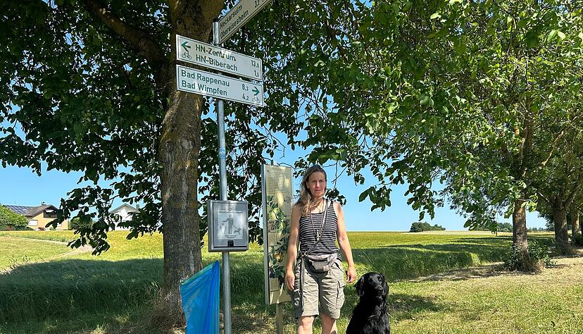 Claudia Klumpp mit ihrem Flat Coated Retriever Ivo an einem der beiden Hundekotbeutelspender. Die Bürger helfen sich mit selbst angebrachten Mülltüten. Claudia Klumpp mit ihrem Flat Coated Retriever Ivo an einem der beiden Hundekotbeutelspender. Die Bürger helfen sich mit selbst angebrachten Mülltüten.