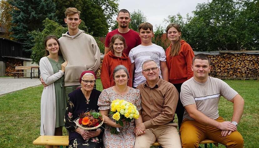 Liliya Klassen (geborene Dück) mit gelben Rosen in der Hand mit ihrem Ehemann Heinrich und den sieben Kindern Angelina, John, Benjamin, Mathias, Anette, Alvina und Rudolf. Vorne links Oma Nina Dück (86), die bereits 100 Urenkel hat.
Foto: privat