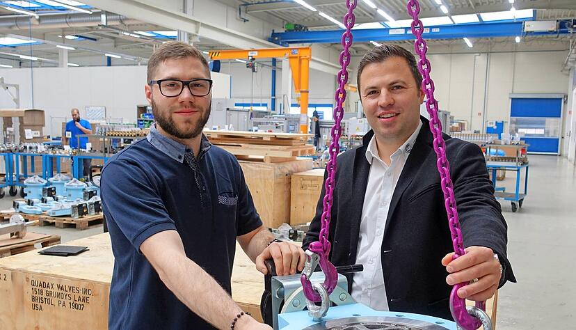 Quadax-Gesch&auml;ftsf&uuml;hrer Patrick Hofacker (rechts) und Montageleiter Gianluca Ortale mit einer der Ventilklappen, die beispielsweise f&uuml;r Fernw&auml;rme-Regulierung eingesetzt werden. Foto: Christian Gleichauf