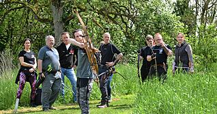 Die Schützen des Vereins Bogenparcours Kummersklinge (Foto links) sind nicht zum ersten Mal beim Turnier auf dem Stolzenhof dabei. Auf dem Parcours sind an insgesamt 33 Stationen Jagdszenen nachgestellt.
Fotos: Beate Windisch