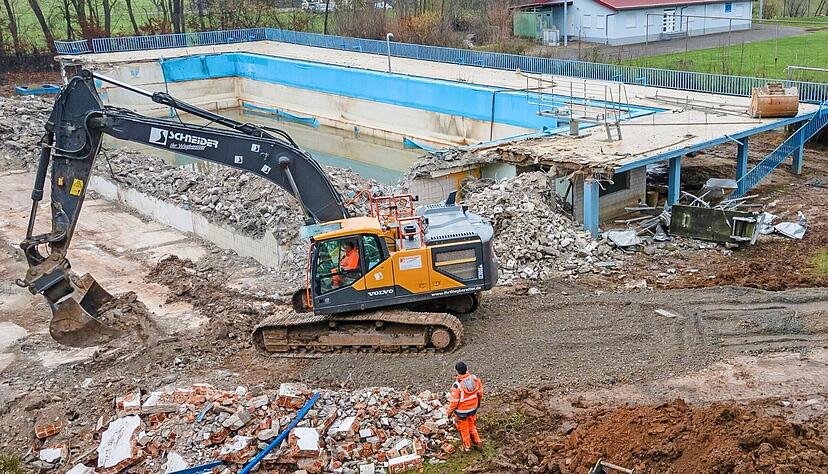 2021 wurde das Freibad Langenbeutingen abgerissen. Offenbar hat die unbekannte Person, die hinter der Bombenattrappe steckt, bis heute eine Problem damit– und vor allem mit Bürgermeister Natter.