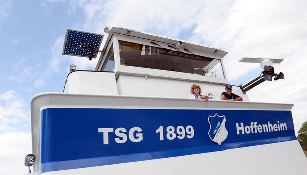 Das Ehepaar Martin und Monika Odenwald steht auf seinem Binnenschiff «Schadeck» am Rhein bei Oberhausen-Rheinhausen (Baden-Württemberg). Das Ehepaar Martin und Monika Odenwald steht auf seinem Binnenschiff «Schadeck» am Rhein bei Oberhausen-Rheinhausen (Baden-Württemberg).