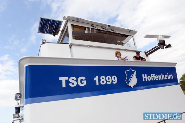 Das Ehepaar Martin und Monika Odenwald steht auf seinem Binnenschiff «Schadeck» am Rhein bei Oberhausen-Rheinhausen (Baden-Württemberg). Das Ehepaar Martin und Monika Odenwald steht auf seinem Binnenschiff «Schadeck» am Rhein bei Oberhausen-Rheinhausen (Baden-Württemberg).