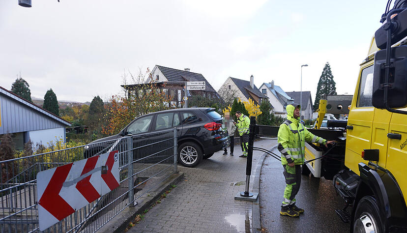 Ein Abschleppdienst hat den BMW in Obersulm-Affaltrach geborgen. Ein Abschleppdienst hat den BMW in Obersulm-Affaltrach geborgen.