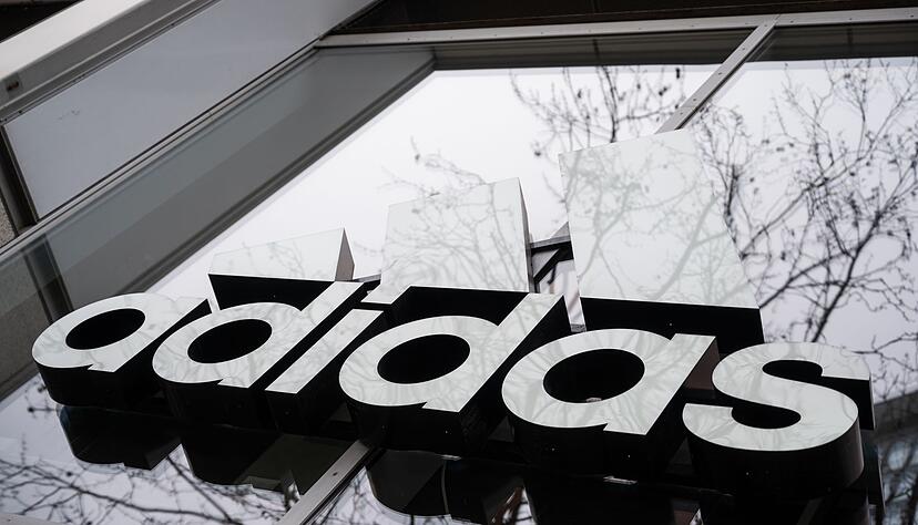 Der Sportartikelkonzern Adidas hat f&uuml;r das abgelaufene Jahr 2025 einen Rekordumsatz bekanntgegeben. (Archivbild)
