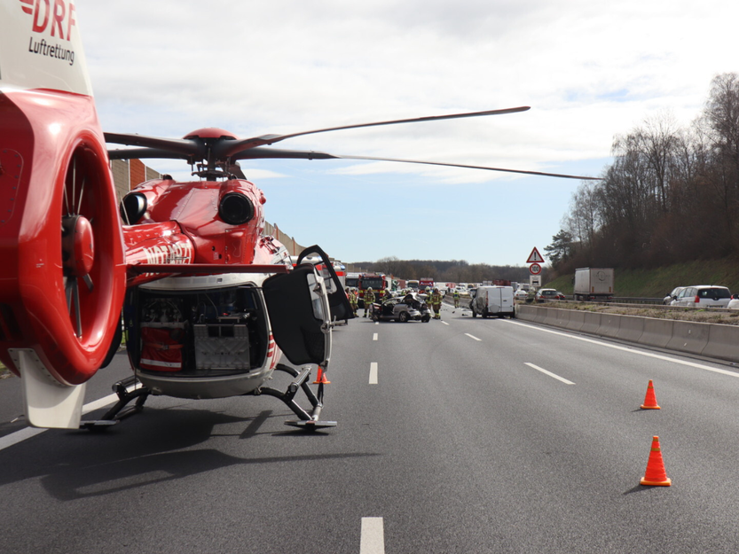 Mehrere Einsatzkr&auml;fte sind am Unfallort und bergen und versorgen die Verletzten.