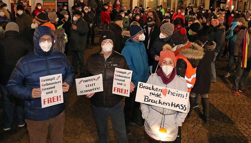 In Brackenheim versammelten sich die Menschen zu einer Mahnwache gegen Anti-Corona-Demos. In Brackenheim versammelten sich die Menschen zu einer Mahnwache gegen Anti-Corona-Demos.