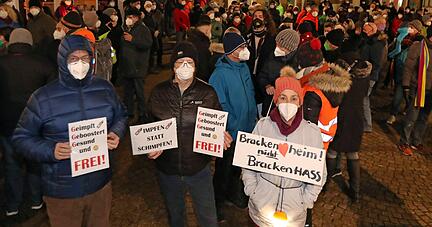 In Brackenheim versammelten sich die Menschen zu einer Mahnwache gegen Anti-Corona-Demos.