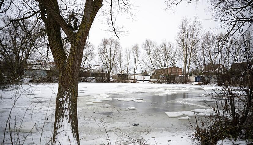 Ein Zeuge hatte den Eisbader beobachtet und die Einsatzkr&auml;fte verst&auml;ndigt, als er nicht wieder auftauchte.