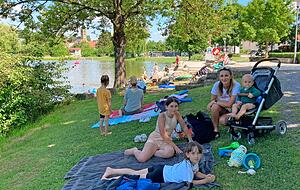 Der Elsenzer See eignet sich besonders für Familien. So gibt es vor Ort gemütliche Liegewiesen und einen Kleinkinder-Sandstrand.
