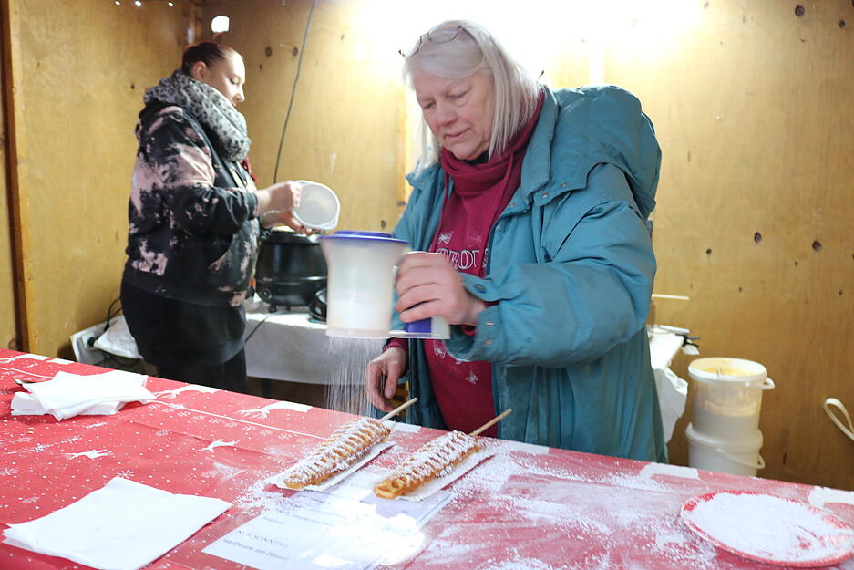 Am dritten Advent wird der Bereich hinter dem Bretzfelder Rathaus zum Weihnachtsmarkt.