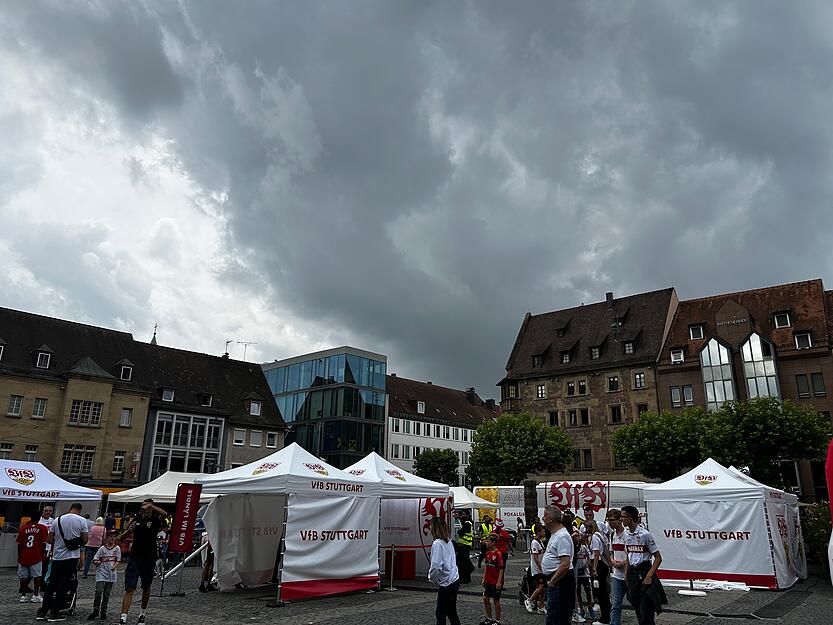 Über Heilbronn braut sich am Sonntag ein Gewitter zusammen. Das VfB-Fan-Event muss wegen der Warnungen unterbrochen werden.