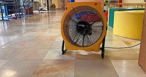 Die warme Luft wird mit Hilfe von Bauventilatoren in den Schulr&auml;umen verteilt.