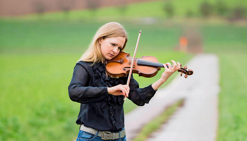 Fürs Foto spielt Birgit Erz ausnahmsweise auf einem Biberacher Feldweg, das tut sie sonst in Konzertsäle rund um den Globus. Foto: Mario Berger