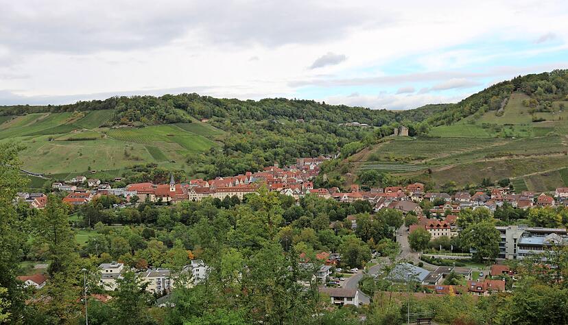 Ingelfingen heute: Der Ort ist deutlich gewachsen, die Wohnbebauung hat sich in die Aue und über den Kocher verlagert. Hier hat sich auch Gewerbe angesiedelt.
Foto: Armin Rößler