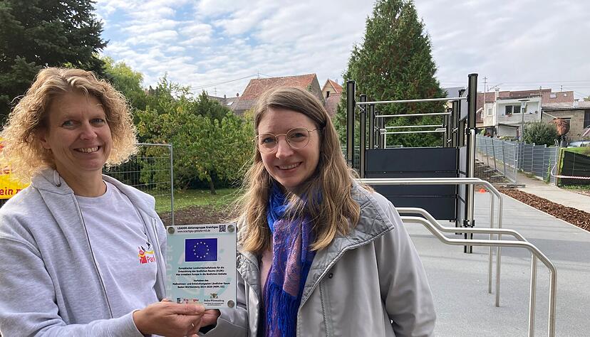 Parkour-Vorsitzende Sabine Haider (links) nimmt die Leader-Plakette von Dorothee Wagner entgegen. Die Calisthenics-Anlage dient nicht nur dem Vereinstraining, sondern auch zum Ganzk&ouml;rperworkout f&uuml;r jedermann.
Foto: Susanne Schwarzb&uuml;rger
