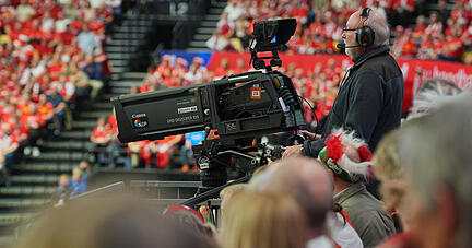 Handball: WM, Dänemark - Schweiz, Hauptrunde, Gruppe 1, 2. Spieltag, Jyske Bank Boxen, ein Kameramann filmt von der Zuschauertribüne das Spiel. ProSiebenSat.1 hat sich Rechte für Handball-Weltmeisterschaften gesichert. (zu dpa: «Handball-WM im TV: ProSiebenSat.1 statt ARD/ZDF») +++ dpa-Bildfunk +++
