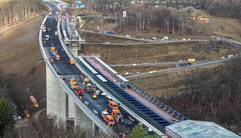 &Uuml;berall Fahrzeuge und Arbeiter: Die Baufirmen haben die neue Br&uuml;cke im Rekordtempo hochgezogen.