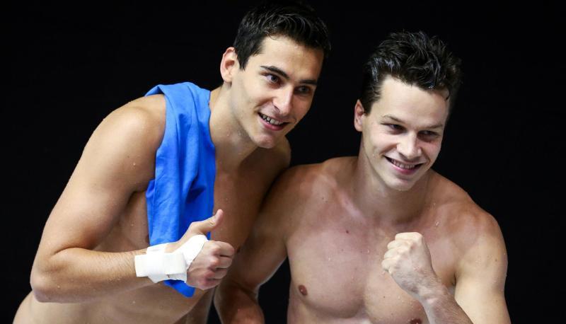 Patrick Hausding (r) und Stephan Feck freuen sich &uuml;ber die Silbermedaille vom Drei-Meter-Brett. Foto: David Ebener