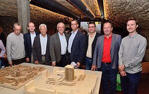 Die Stadträte Konrad Wanner (Linke, von links), Reinhard Hackenberg (SPD), Wolf Theilacker (Grüne), Gottfried Friz (FDP), Thomas Randecker (CDU), Raphael Benner (AfD) und Herbert Burkhardt (FWV) mit Architekt Felix Krummlauf vor dem Modell des umgebauten Wollhauses.
Foto: Christian Gleichauf Die Stadträte Konrad Wanner (Linke, von links), Reinhard Hackenberg (SPD), Wolf Theilacker (Grüne), Gottfried Friz (FDP), Thomas Randecker (CDU), Raphael Benner (AfD) und Herbert Burkhardt (FWV) mit Architekt Felix Krummlauf vor dem Modell des umgebauten Wollhauses.
Foto: Christian Gleichauf