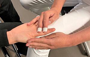 Moritz hat im Schulsport seinen Finger verletzt. Sarina Pöhner untersucht ihn. Moritz hat im Schulsport seinen Finger verletzt. Sarina Pöhner untersucht ihn.