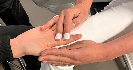 Moritz hat im Schulsport seinen Finger verletzt. Sarina Pöhner untersucht ihn. Moritz hat im Schulsport seinen Finger verletzt. Sarina Pöhner untersucht ihn.