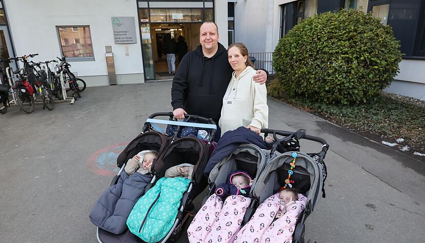 Zwei Zwillingspaare im Kinderwagen, eins im Bauch - Jasmin Schmidt und Andreas Rittner freuen sich wieder auf doppeltes Gl&uuml;ck.