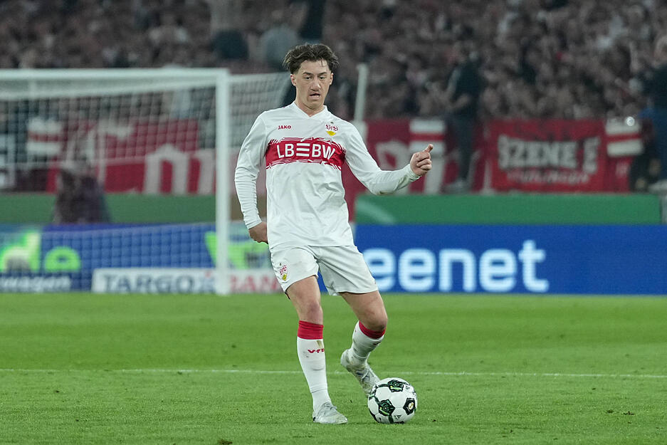 Angelo Stiller: Wilder R&uuml;ckpass Mitte der ersten Halbzeit, der zur Ecke f&uuml;hrt. Anschlie&szlig;end f&auml;llt das 0:1. Pech in Halbzeit zwei. Erst die Mega-Chance vergeben, dann ein Tor erzielt, das aberkannt wurde (Abseitsstellung). Note: 4