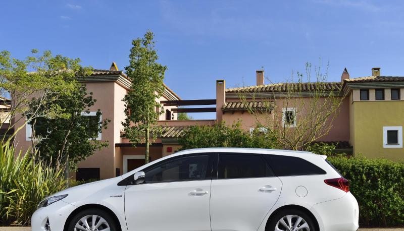 Der Toyota Auris - wie hier die Variante Hybrid Touring Sports (ab 2013) - gilt als beliebter und zuverl&auml;ssiger Gebrauchtwagen.