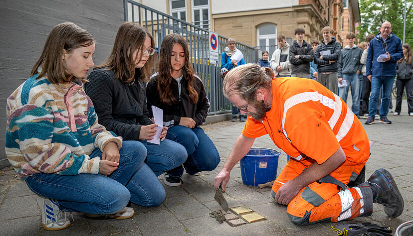 Lena Lüftner, Tania Negot und Sarah Ramming (von links) vom Theodor-Heuss-Gymnasium helfen Daniel Herrmann beim Verlegen zweier Stolpersteine. Lena Lüftner, Tania Negot und Sarah Ramming (von links) vom Theodor-Heuss-Gymnasium helfen Daniel Herrmann beim Verlegen zweier Stolpersteine.