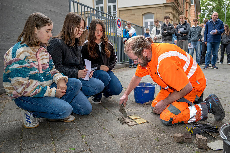 Lena Lüftner, Tania Negot und Sarah Ramming (von links) vom Theodor-Heuss-Gymnasium helfen Daniel Herrmann beim Verlegen zweier Stolpersteine. Lena Lüftner, Tania Negot und Sarah Ramming (von links) vom Theodor-Heuss-Gymnasium helfen Daniel Herrmann beim Verlegen zweier Stolpersteine.