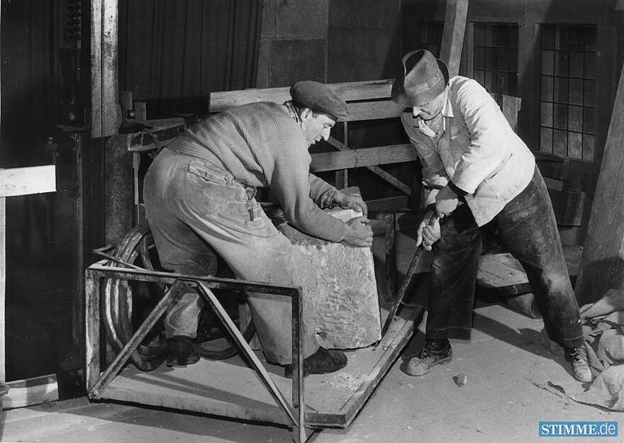 Am Turm der Kilianskirche ist 1961 noch viel zu tun. Der Aufzug im Glockenstuhl erleichtert den Handwerkern die Arbeit.