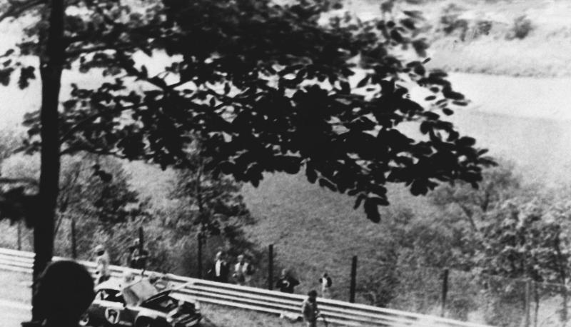 Nach einem Unfall im August 1976 ging Niki Laudas Ferrari auf dem Nürburgring in Flammen auf. Nach einem Unfall im August 1976 ging Niki Laudas Ferrari auf dem Nürburgring in Flammen auf.