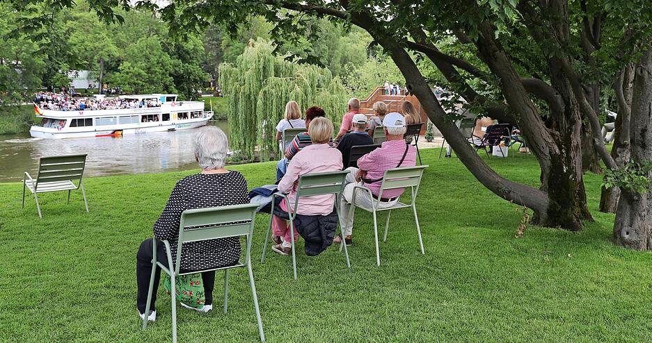 Art der Sitzgelegenheit: Lehnstuhl
Standort(e): Überall auf dem Buga-Gelände finden sich unterschiedliche hohe Stühle und Sessel.
Anzahl: 465
mobil: ja
Besonderheit: Grün, türkis, pink, rot: Die leichten Stühle lassen sich nach Belieben hin- und hertragen, um Ausblicke aller Art zu genießen.