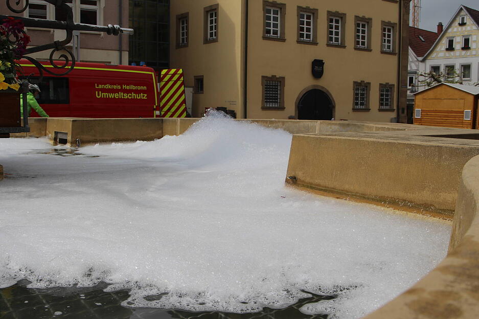 Neckarsulm

vermutlich in der Nacht auf den 1. Mai wurde Duschbad oder etwas ähliches in den Brunnen am Marktplatz in Neckarulm eingebracht, der Brunnen Schäumte kräftig als die Einsatzkräfte der Feuerwehr Neckarsulm mit dem Stichwort Gewässer
