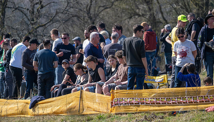 Wie auf einem Festivalgelände: Mehrere hundert Zuschauer verfolgen bei Bratwurst und Bier drei spektakuläre Kurven in den Weinbergen bei Michelbach.
