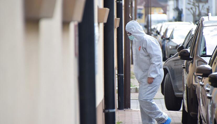Einsatzkräfte der Polizei und Spurensicherung bei einer Wohnung im baden-württembergischen Hockenheim im Einsatz. Einsatzkräfte der Polizei und Spurensicherung bei einer Wohnung im baden-württembergischen Hockenheim im Einsatz.