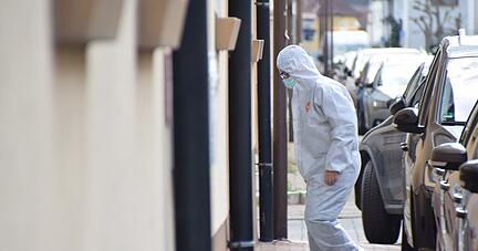 Einsatzkräfte der Polizei und Spurensicherung bei einer Wohnung im baden-württembergischen Hockenheim im Einsatz.
