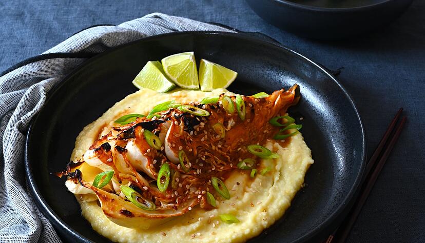 Besonders lecker wird es, wenn die Marinade zwischen die Bl&auml;tter des Spitzkohls flie&szlig;t.