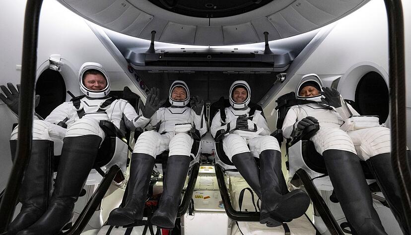 Dieses Foto zeigt den Roskosmos-Kosmonauten Alexander Grebenkin (l), die NASA-Astronauten Michael Barratt (2.v.l.), Matthew Dominick (2.v.r) und Jeanette Epps (r) im Inneren der Raumkapsel kurz nach deren Bergung. Dieses Foto zeigt den Roskosmos-Kosmonauten Alexander Grebenkin (l), die NASA-Astronauten Michael Barratt (2.v.l.), Matthew Dominick (2.v.r) und Jeanette Epps (r) im Inneren der Raumkapsel kurz nach deren Bergung.
