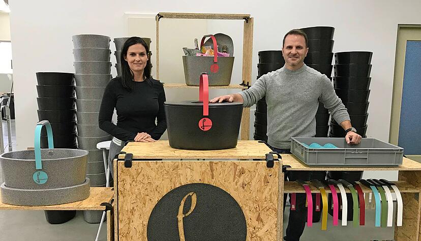 So sieht der Messestand aus, mit dem Sabine und Martin Kretschmar am Wochenende auf der Stuttgarter Messe Blickfang ihren Lieblingskorb präsentiert haben. Er eignet sich zum Einkauf und auch als Kühlbox für die Sommerparty. Foto: Jürgen Paul So sieht der Messestand aus, mit dem Sabine und Martin Kretschmar am Wochenende auf der Stuttgarter Messe Blickfang ihren Lieblingskorb präsentiert haben. Er eignet sich zum Einkauf und auch als Kühlbox für die Sommerparty. Foto: Jürgen Paul
