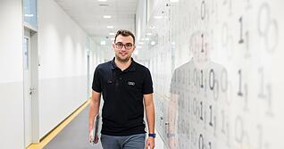 Pascal Butz wagte den Schirtt von der Fertigung in die Welt von Bits und Bytes. Künftig wird er an SAP-Systemen arbeiten. Pascal Butz wagte den Schirtt von der Fertigung in die Welt von Bits und Bytes. Künftig wird er an SAP-Systemen arbeiten.