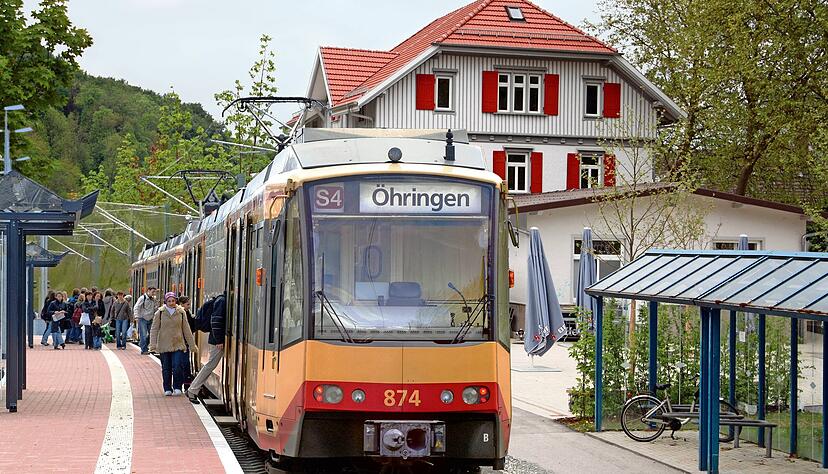 Nächster Halt: Künzelsau Bahnhof. Ob die Stadtbahn S4 in die Kreisstadt verlängert wird, ist noch nicht klar. Weitere Untersuchungen müssen folgen. Nächster Halt: Künzelsau Bahnhof. Ob die Stadtbahn S4 in die Kreisstadt verlängert wird, ist noch nicht klar. Weitere Untersuchungen müssen folgen.