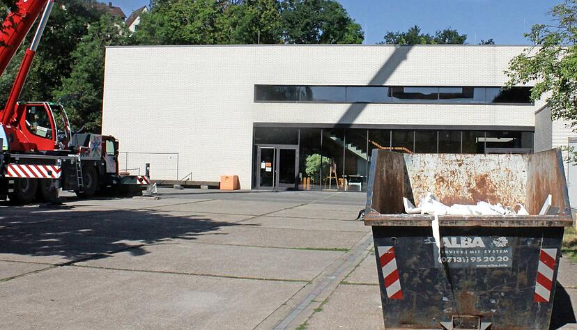 Container f&uuml;r Container schwebt &uuml;ber dem Talheimer Schulgel&auml;nde. Das &Uuml;bergangsdomizil w&auml;hrend der Schulsanierung wird abgebaut.
Foto: Sabine Friedrich