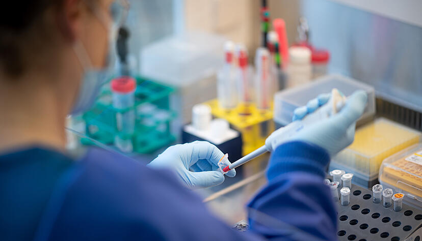 Eine Mitarbeiterin arbeitet an einer Sicherheitswerkbank in einem Labor im Hamburger Institut für Hygiene und Gesundheit, dabei mischt sie isolierte RNA aus Abwasserproben mit PCR-Reagentien für die spezifische Detektion von SARS-CoV-2.