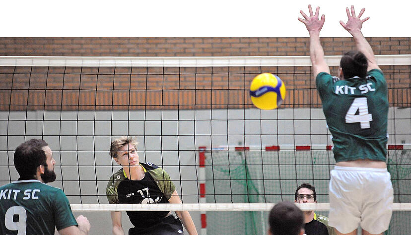 Da half auch nur der Block selten: Sinsheims Benjamin Himmel (Zweiter von links) schmetterte den G&auml;sten die B&auml;lle um die Ohren.
Foto: Klaus Kr&uuml;ger