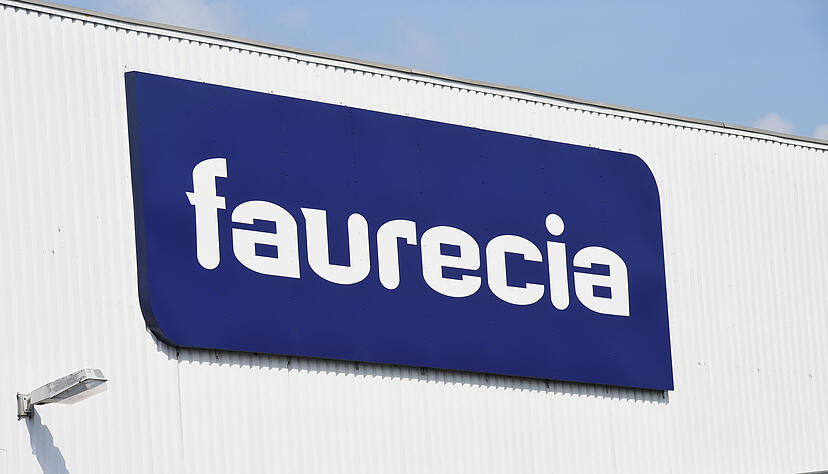 Ein Schild, das auf das Werk des Autozulieferers Faurecia hinweist, hängt an einer Hallenfassade des Unternehmens. Ein Schild, das auf das Werk des Autozulieferers Faurecia hinweist, hängt an einer Hallenfassade des Unternehmens.