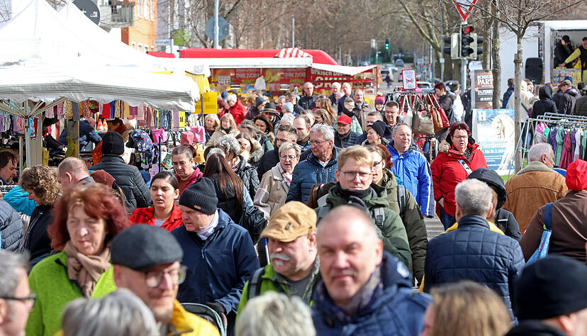 Der Heilbronner Pferdemarkt ist ein Publikumsmagnet: Schon am frühen Samstagnachmittag drängen sich die Besucher auf der drei Kilometer langen Festmeile zwischen Harmonie und Oststraße.